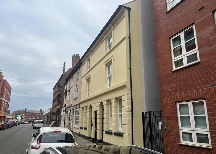 Spacious Central Duplex Apartment With 2 Bathrooms With Free Wi-Fi, Parking And Keyless Access, Sleeps Up To 9 - Perfect For Groups