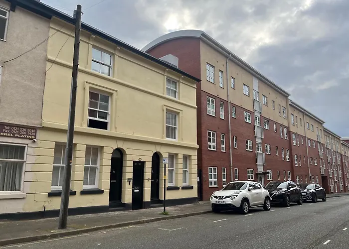 Spacious Central Duplex Apartment With 2 Bathrooms With Free Wi-Fi, Parking And Keyless Access, Sleeps Up To 9 - Perfect For Groups