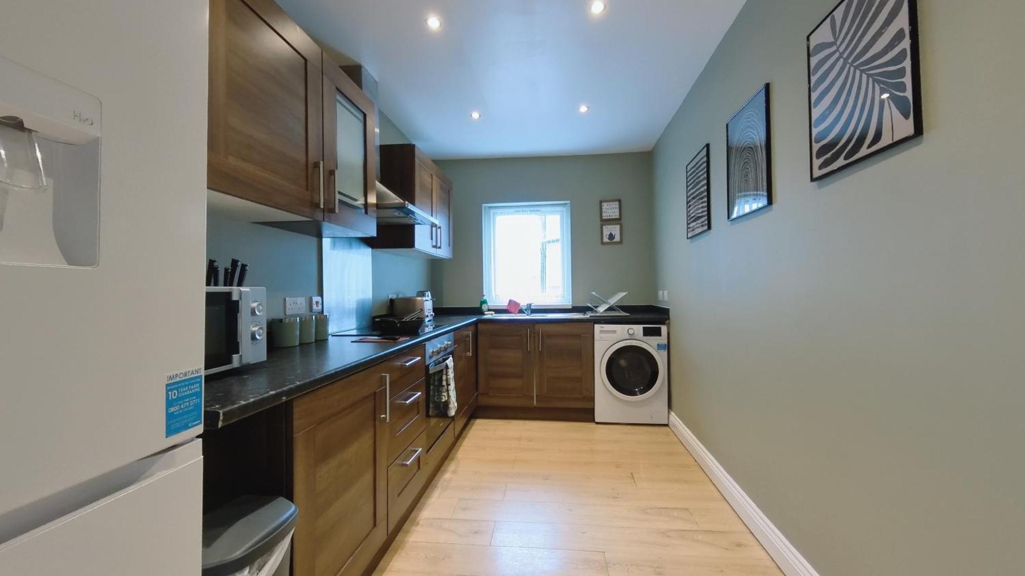 Apartment Spacious Duplex With 2 Bathrooms With Free Wi-fi, Parking And Keyless Access, Sleeps Up To 9 - Perfect For Groups