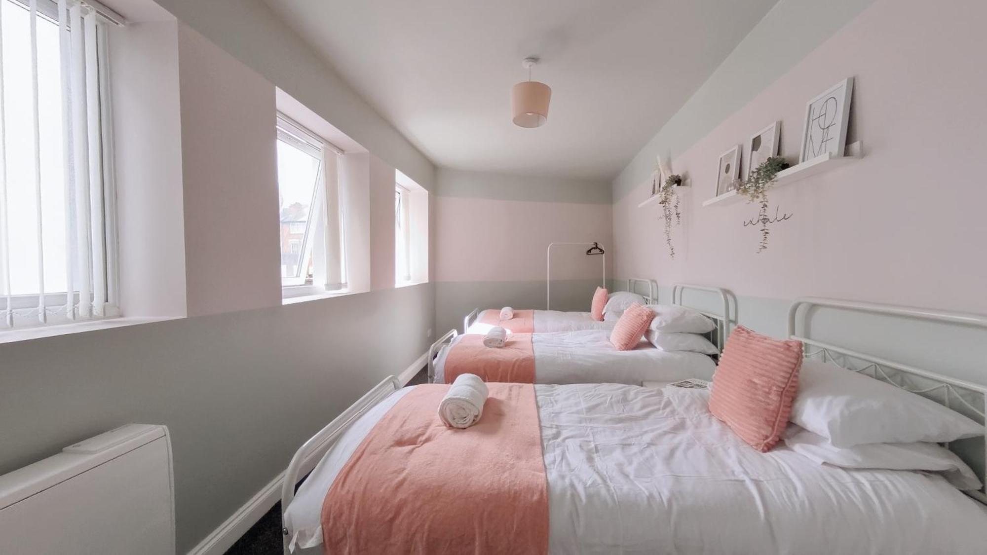 Spacious Duplex With 2 Bathrooms With Free Wi-fi, Parking And Keyless Access, Sleeps Up To 9 - Perfect For Groups Appartamento