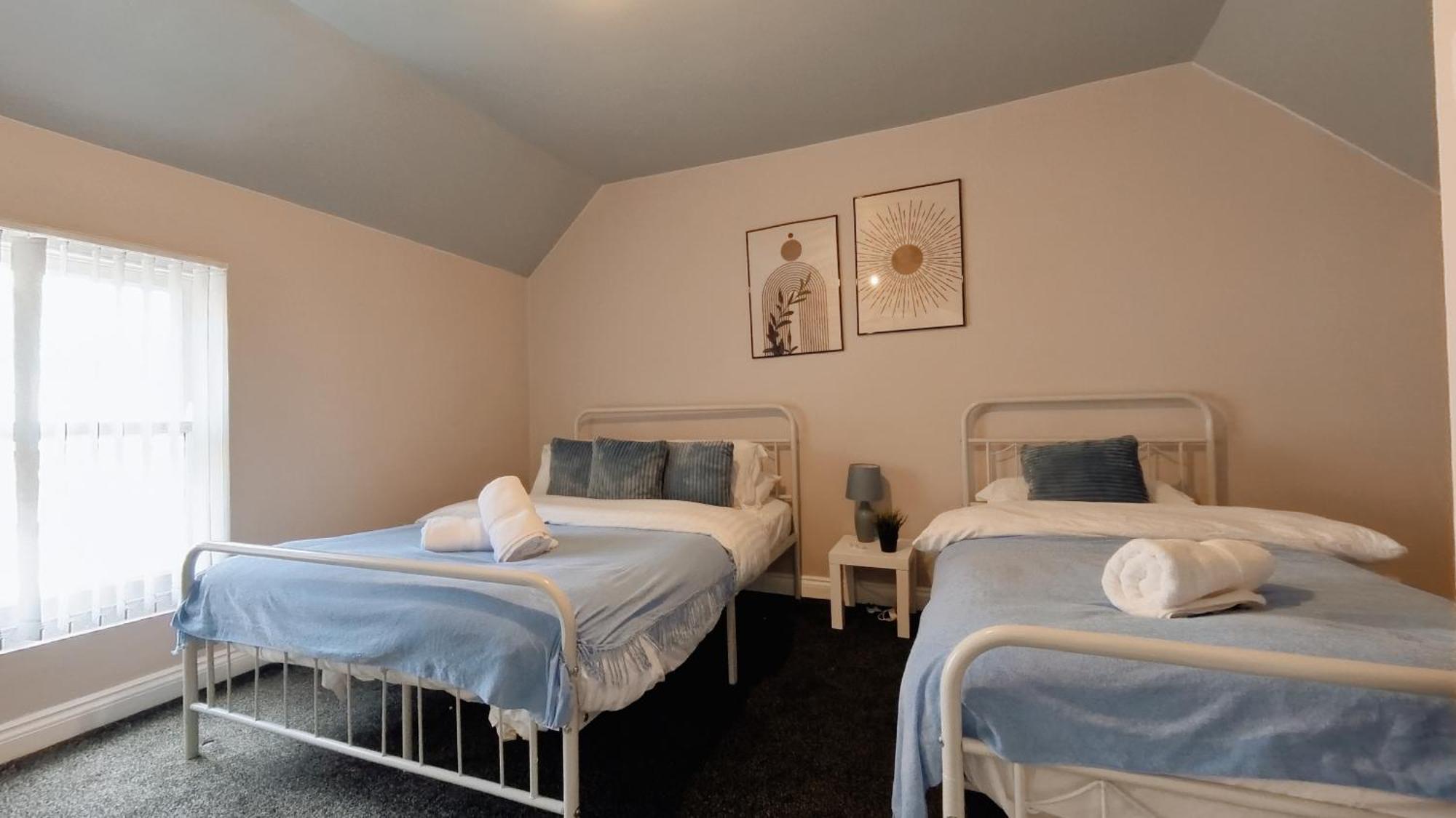 Spacious Duplex With 2 Bathrooms With Free Wi-fi, Parking And Keyless Access, Sleeps Up To 9 - Perfect For Groups *