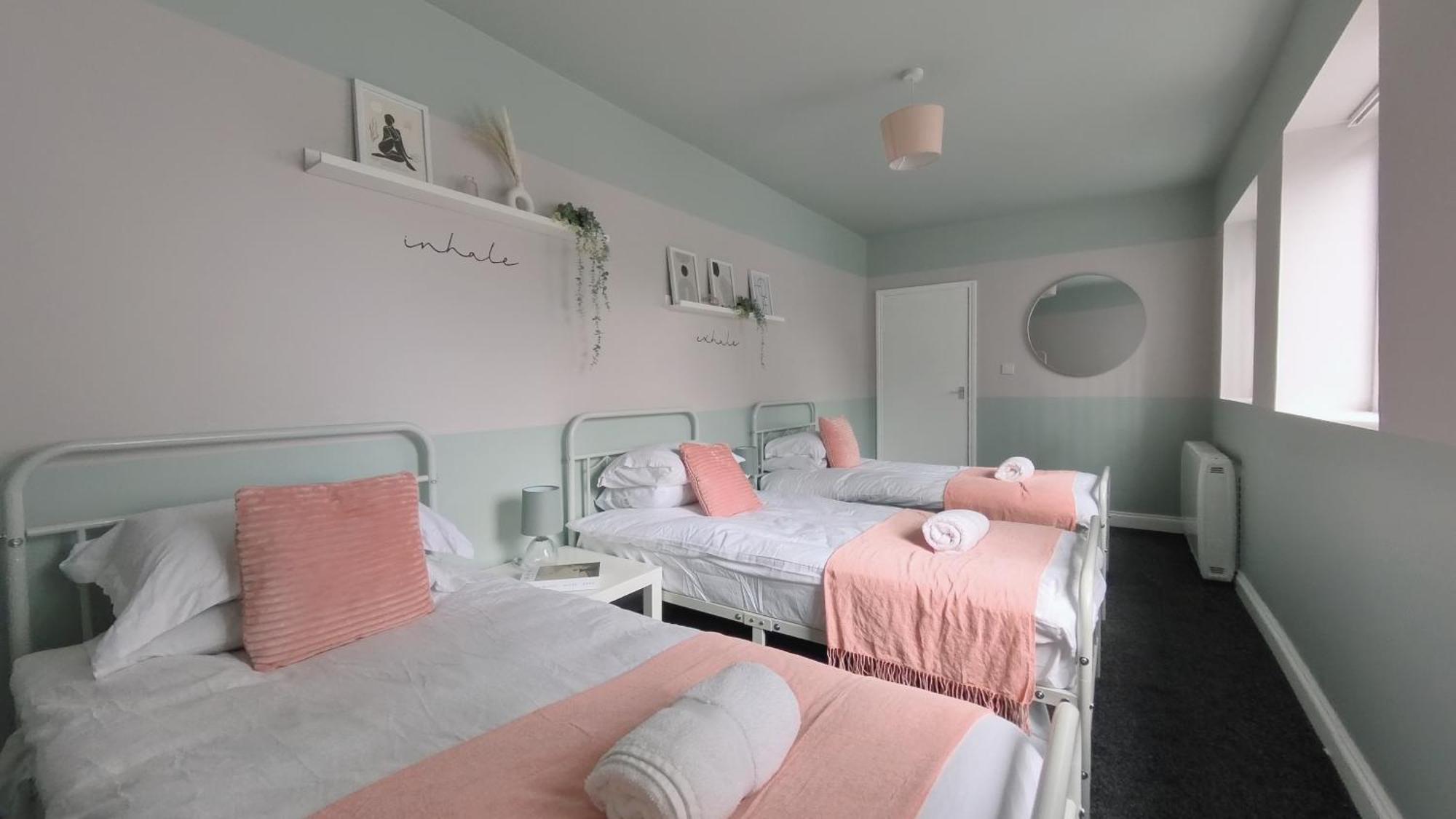 Spacious Duplex With 2 Bathrooms With Free Wi-fi, Parking And Keyless Access, Sleeps Up To 9 - Perfect For Groups Appartamento *