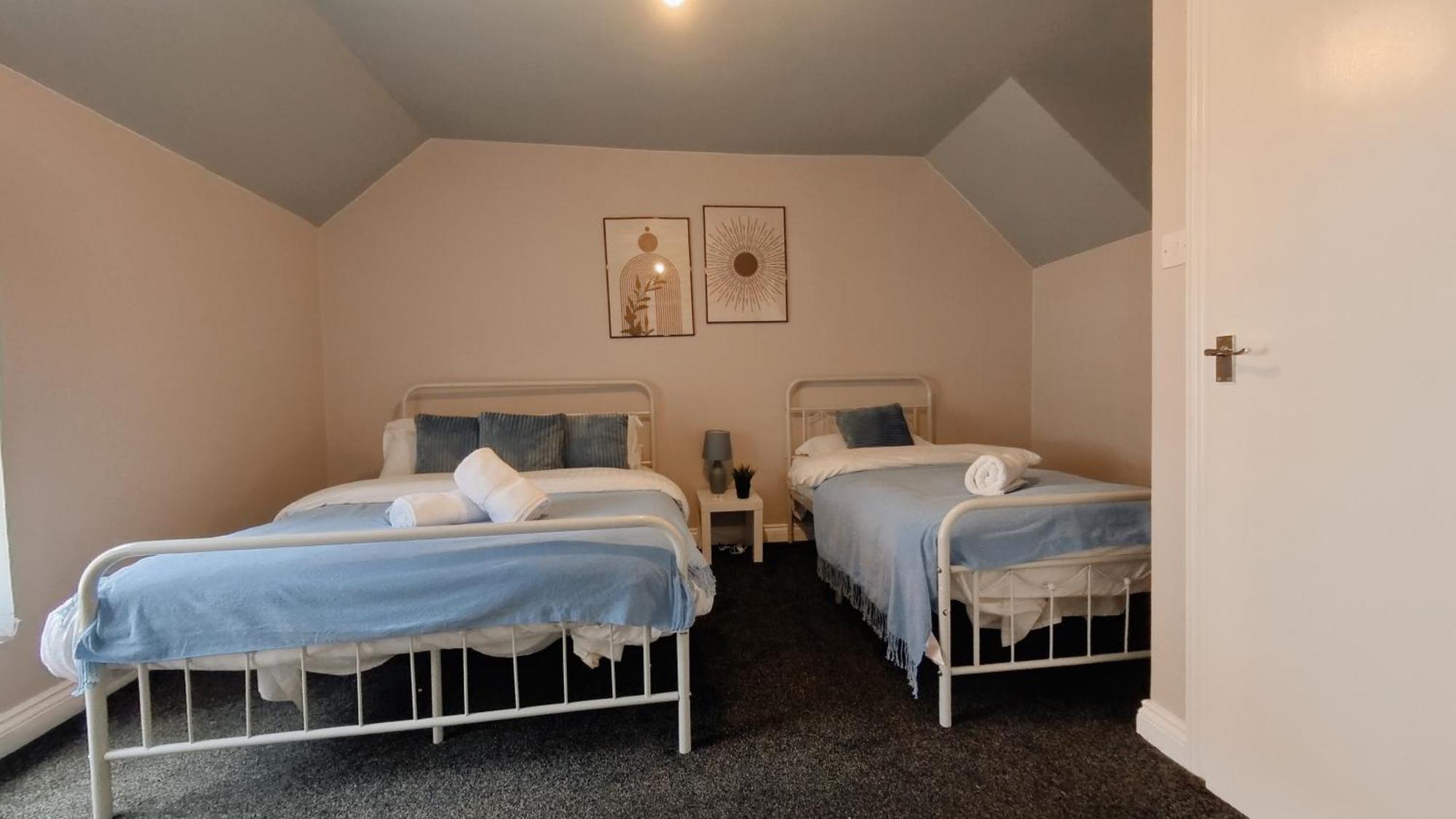Appartamento Spacious Duplex With 2 Bathrooms With Free Wi-fi, Parking And Keyless Access, Sleeps Up To 9 - Perfect For Groups