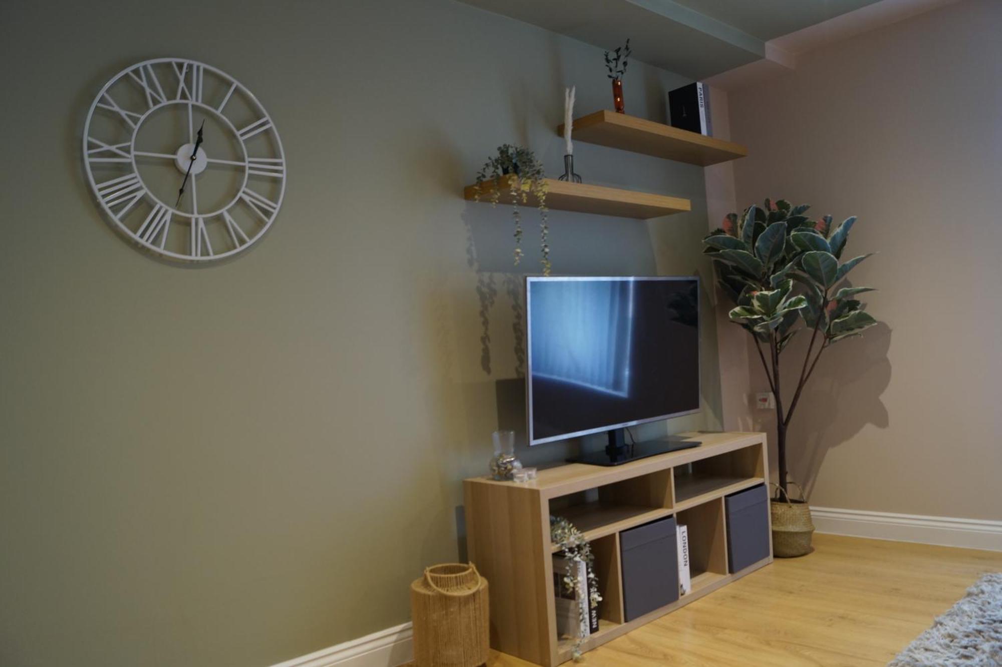 Spacious Duplex With 2 Bathrooms With Free Wi-fi, Parking And Keyless Access, Sleeps Up To 9 - Perfect For Groups Appartamento
