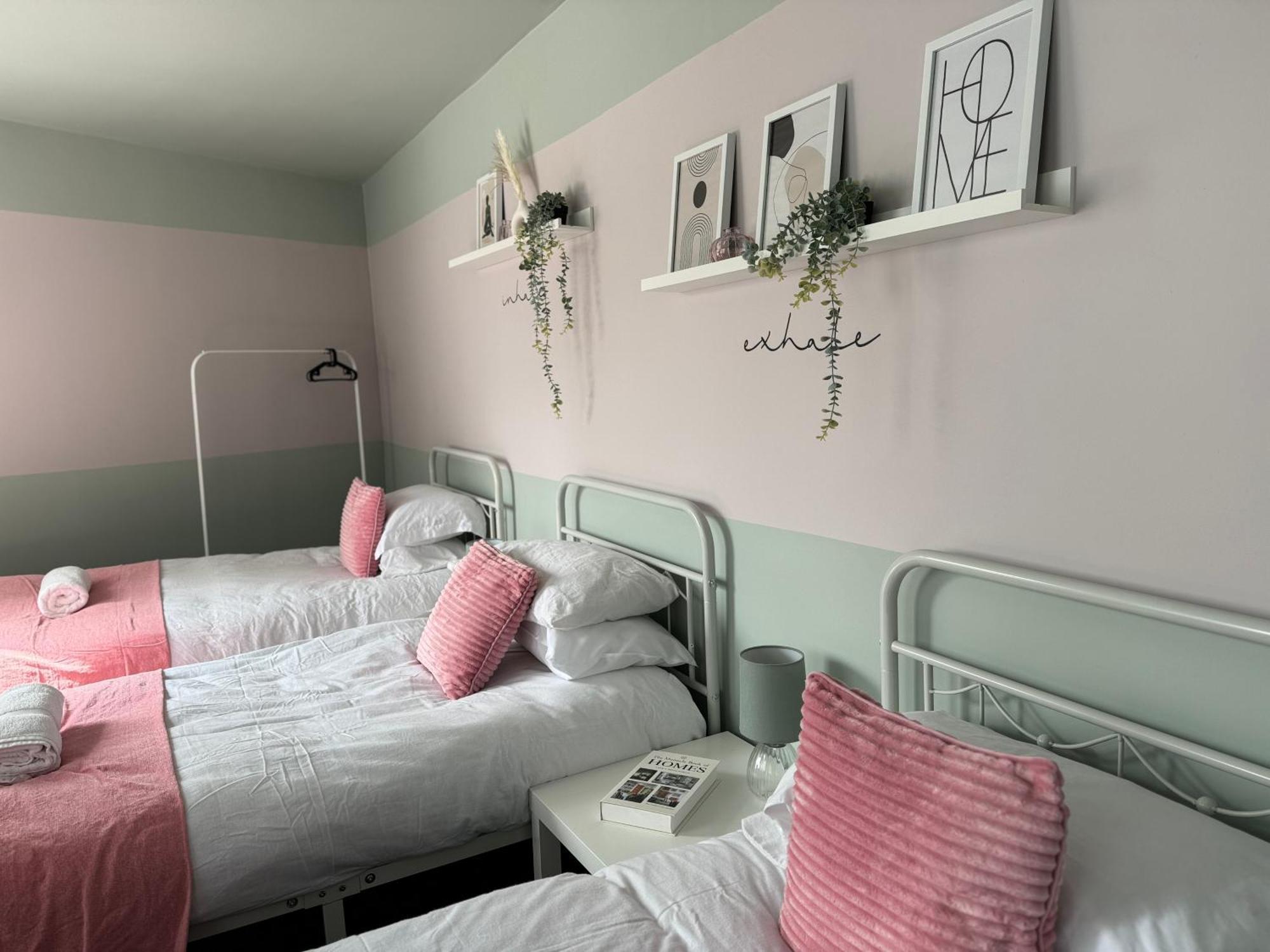 Appartamento Spacious Duplex With 2 Bathrooms With Free Wi-fi, Parking And Keyless Access, Sleeps Up To 9 - Perfect For Groups *
