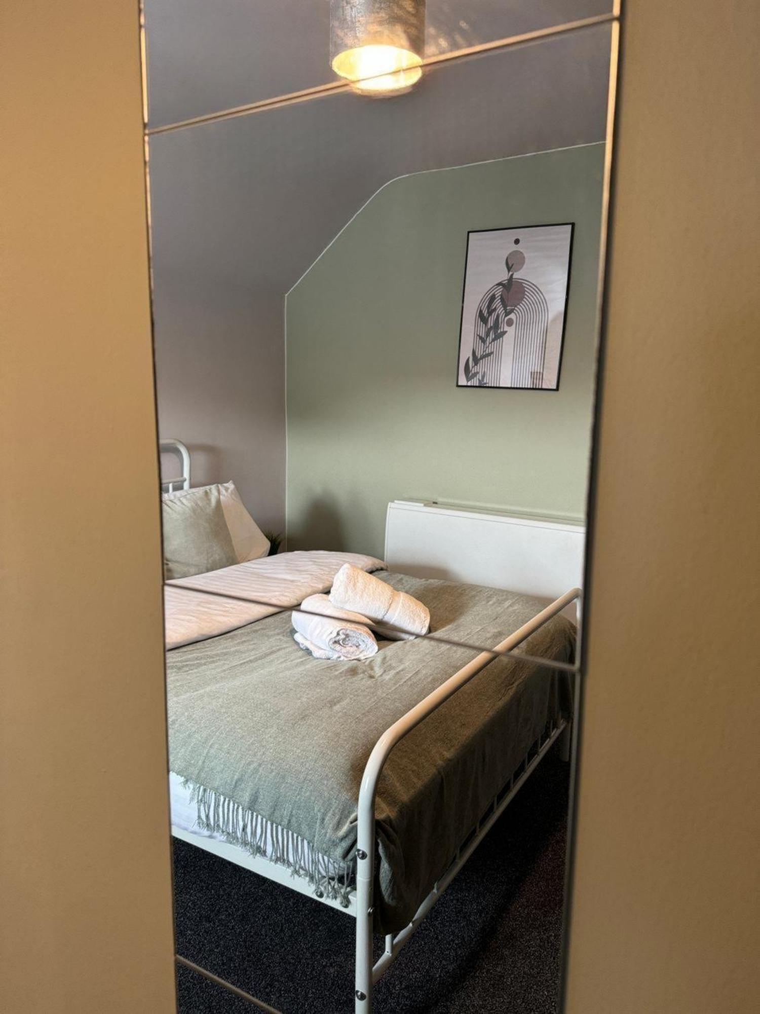 Appartamento Spacious Duplex With 2 Bathrooms With Free Wi-fi, Parking And Keyless Access, Sleeps Up To 9 - Perfect For Groups