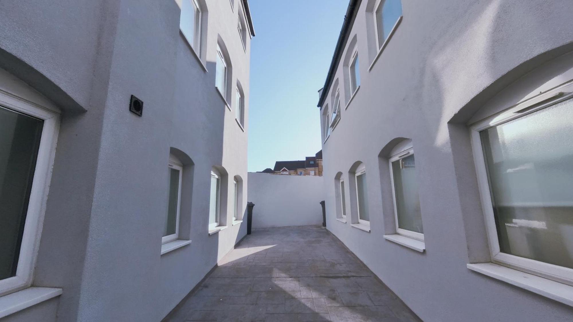 Spacious Duplex With 2 Bathrooms With Free Wi-fi, Parking And Keyless Access, Sleeps Up To 9 - Perfect For Groups Appartamento *