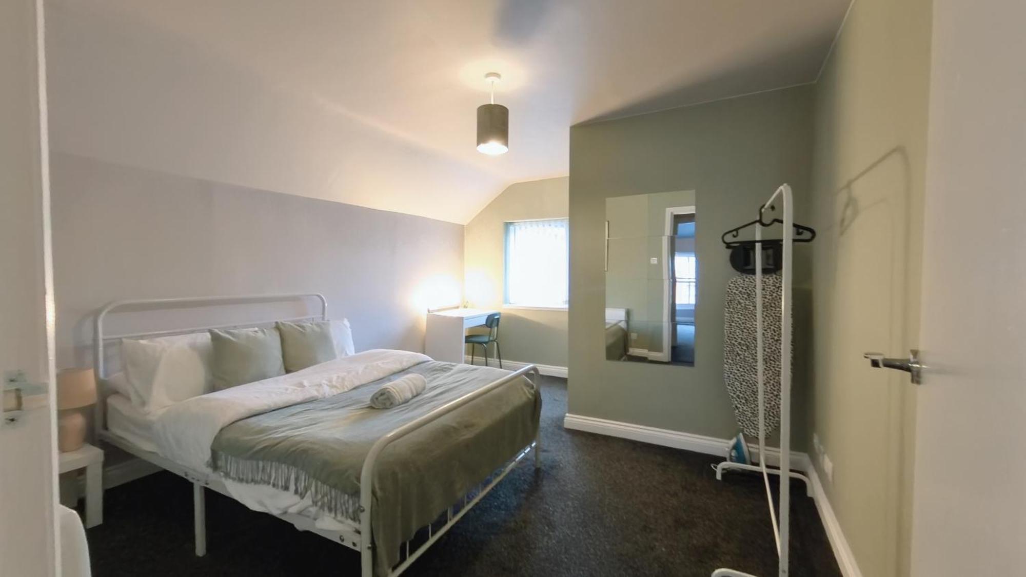 Spacious Duplex With 2 Bathrooms With Free Wi-fi, Parking And Keyless Access, Sleeps Up To 9 - Perfect For Groups * Birmingham