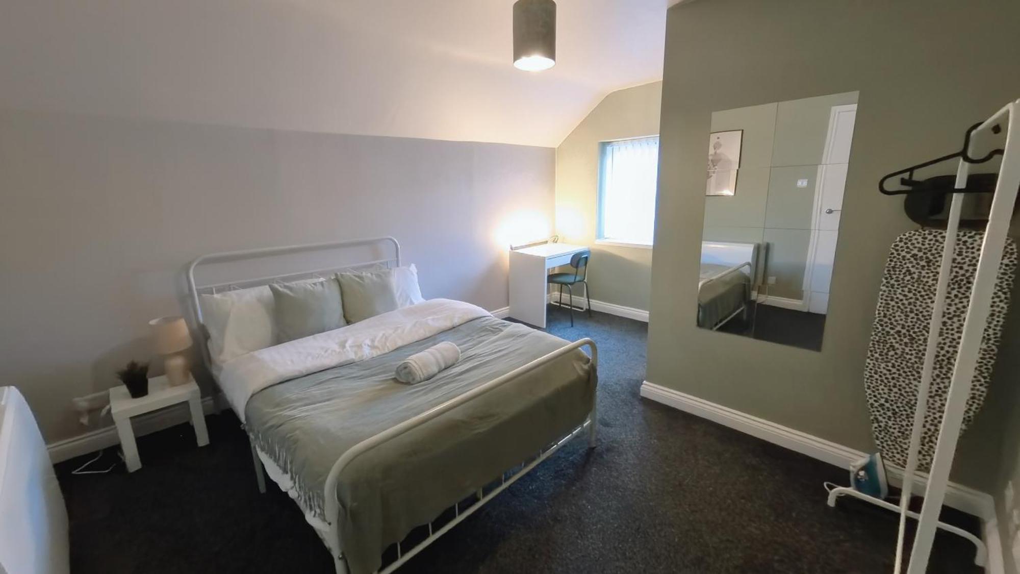Spacious Duplex With 2 Bathrooms With Free Wi-fi, Parking And Keyless Access, Sleeps Up To 9 - Perfect For Groups Appartamento *