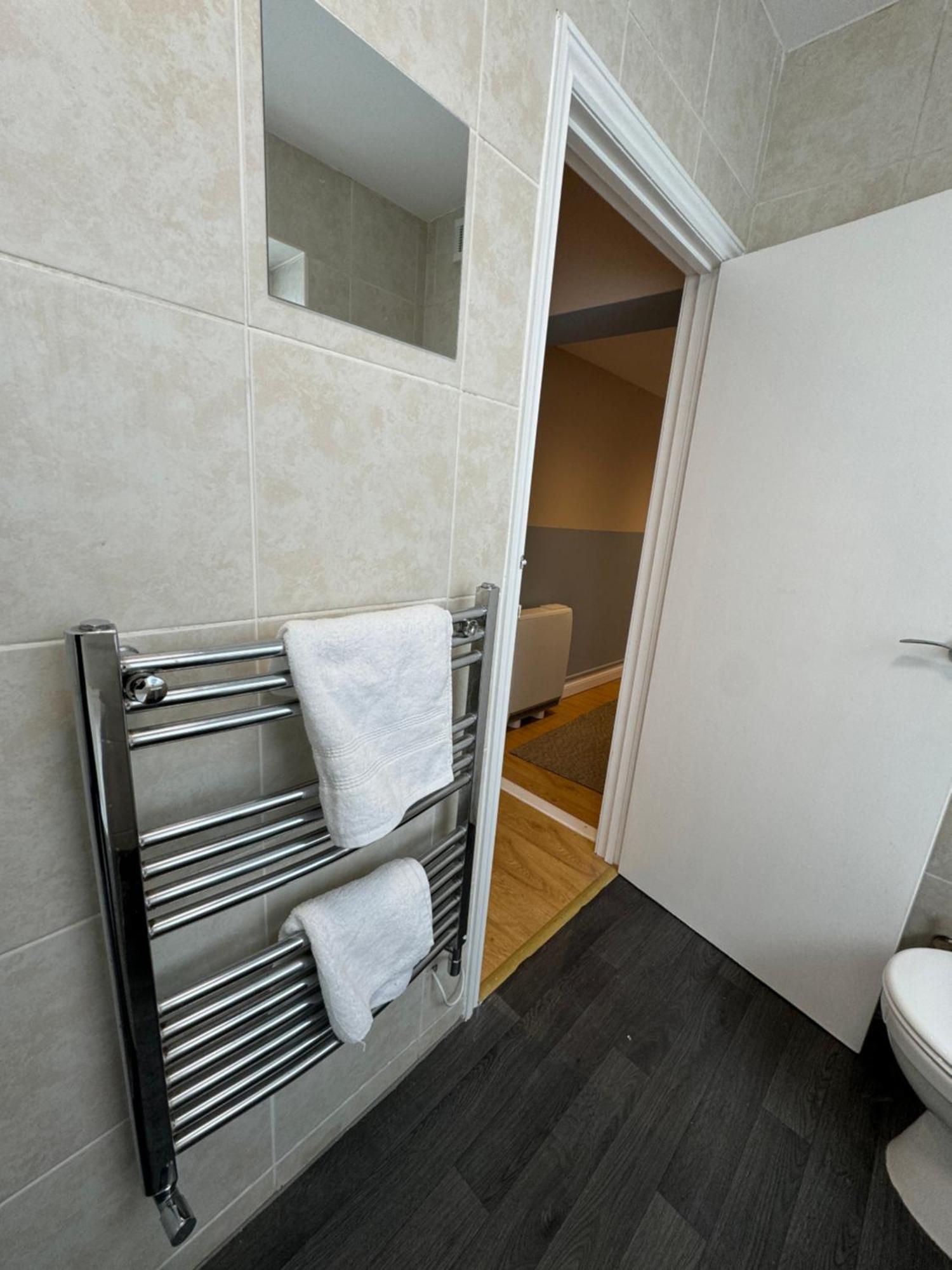 Spacious Duplex With 2 Bathrooms With Free Wi-fi, Parking And Keyless Access, Sleeps Up To 9 - Perfect For Groups Appartamento