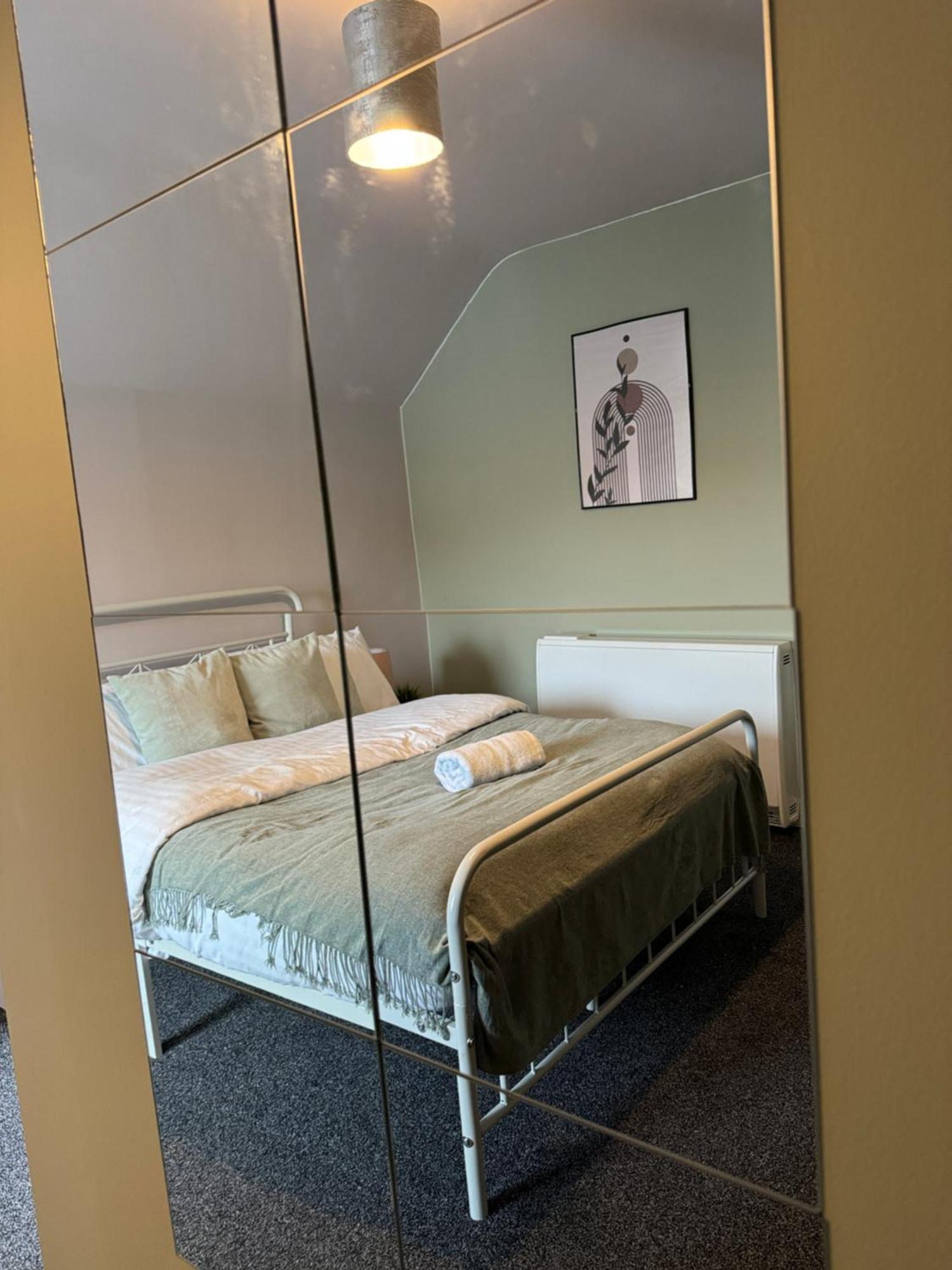 Appartamento Spacious Duplex With 2 Bathrooms With Free Wi-fi, Parking And Keyless Access, Sleeps Up To 9 - Perfect For Groups *