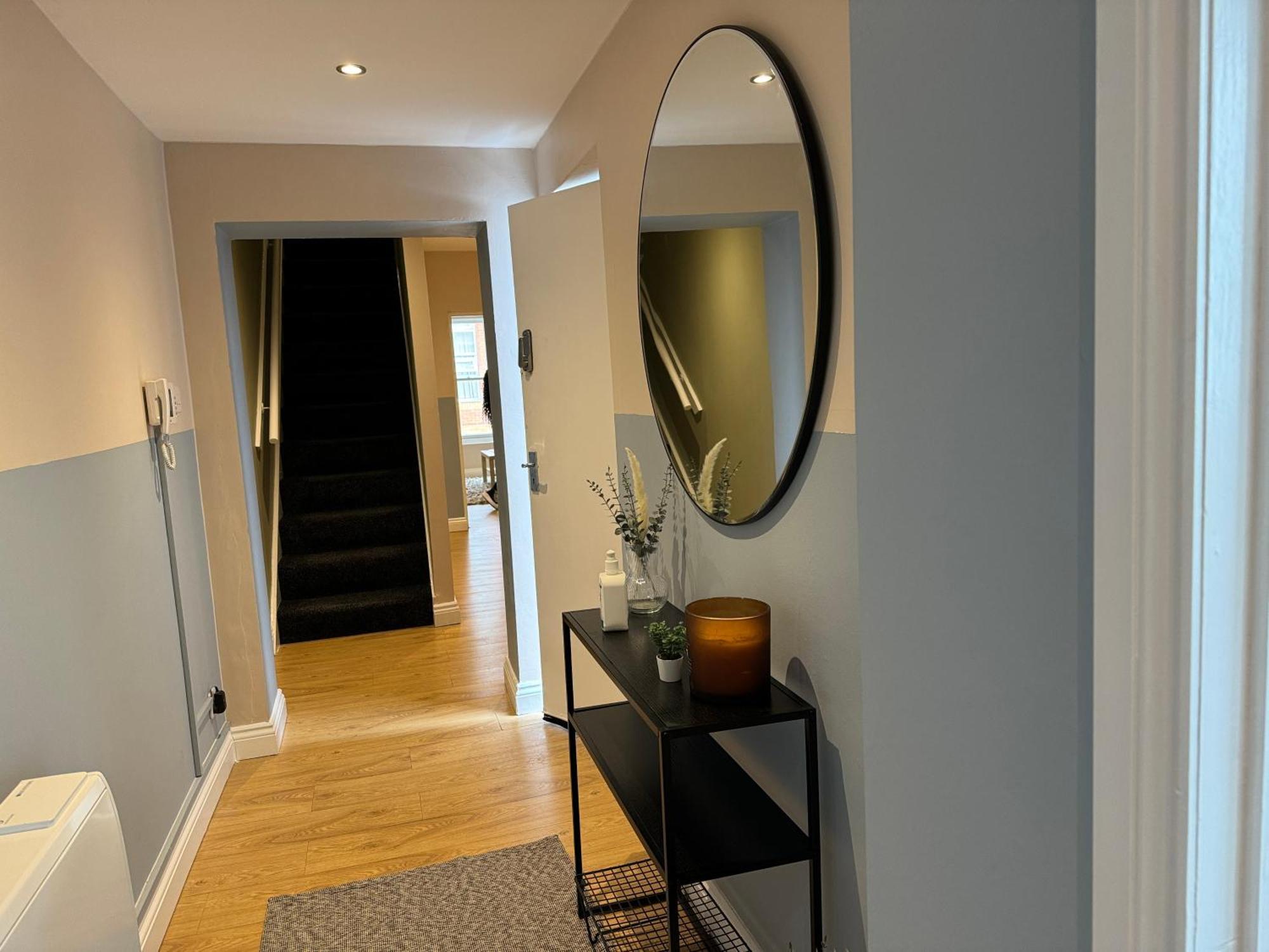 Appartamento Spacious Duplex With 2 Bathrooms With Free Wi-fi, Parking And Keyless Access, Sleeps Up To 9 - Perfect For Groups